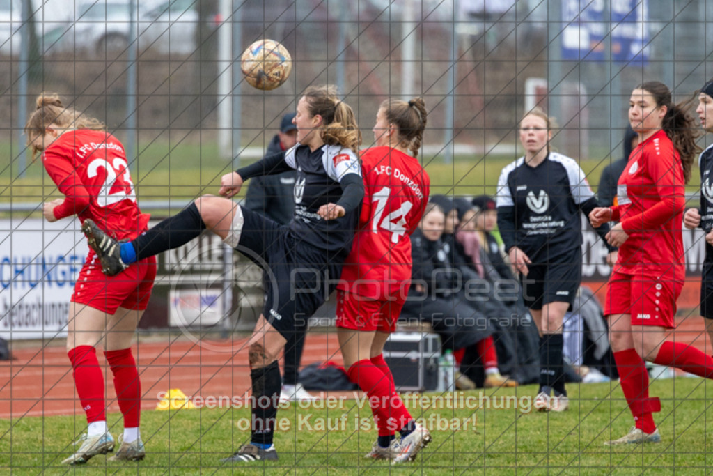 20250316_142151_0537 | #,1.FC Donzdorf (rot) vs. SpVgg Gröningen-Satteldorf (schwarz), Fussball, Frauen-Verbandsliga Württemberg, 13. Spieltag, Saison 2024/2025, Rasenplatz Lautertal Stadion, Süßener Straße 16, 73072 Donzdorf, 16.03.2025 - 13:00 Uhr,Foto: PhotoPeet-Sportfotografie/Peter Harich