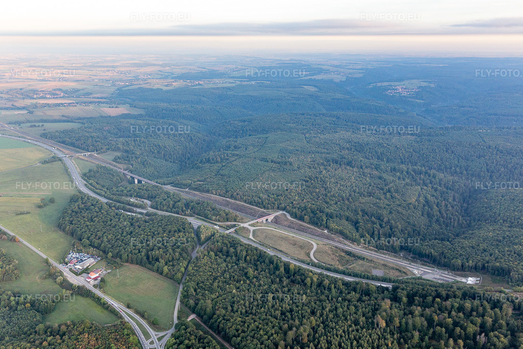 Vue aérienne: A4 Aire de Quatre Vents à Eckartswiller dans le département Bas Rhin, France. Photo: IMG_117801.jpg prise le 14/09/2019 par Werner Riehm/FLY-FOTO.eu – Résolution de l'original: 5472 x 3648 px