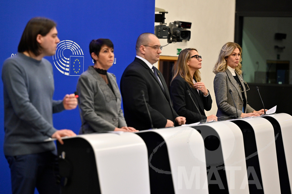 _DWI0069 | Ivan Vilibor sincic, Christine Anderson,  Cristian Terhes, Virginie Joron und Fransesca Donato bei einer Pressekonferenz zum Thema ' Alarmierende Statistiken zu den Folgen des COVID-Lockdowns' im Europäischen Parlament. Straßburg, 18.01.2023 - Realisiert mit Pictrs.com