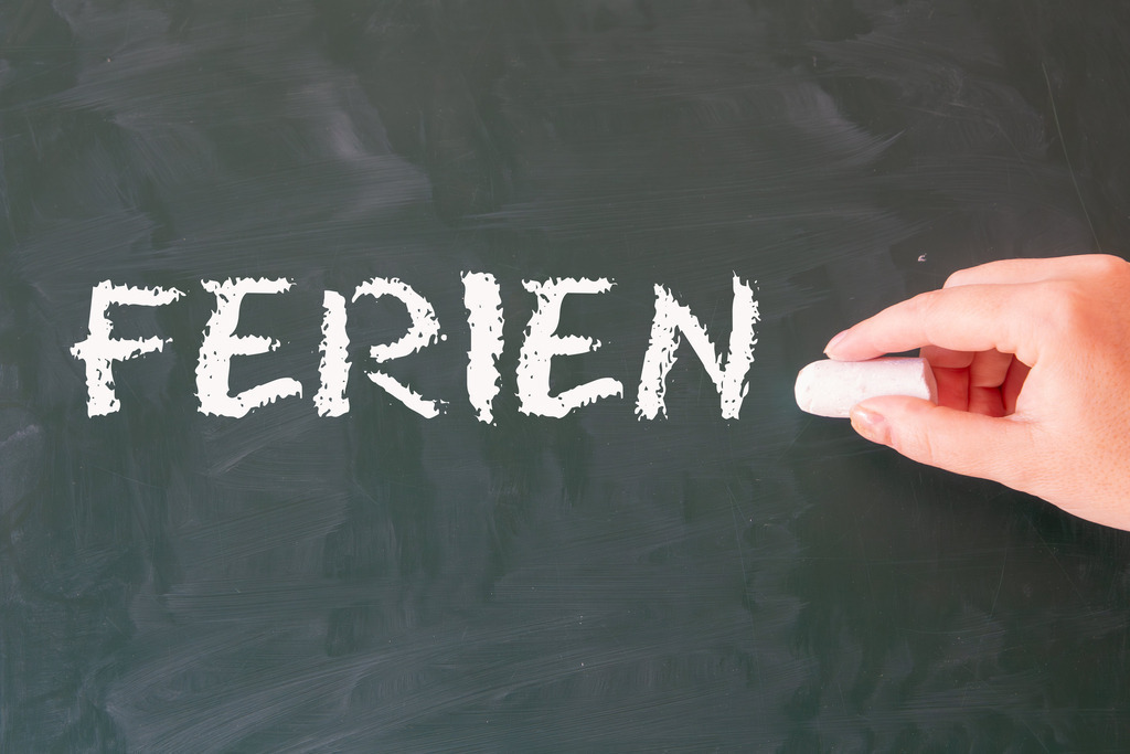 Auf einer Schultafel steht das Wort FERIEN (Symbolbild) | Auf einer Schultafel steht das Wort FERIEN (Symbolbild) - Realisiert mit Pictrs.com