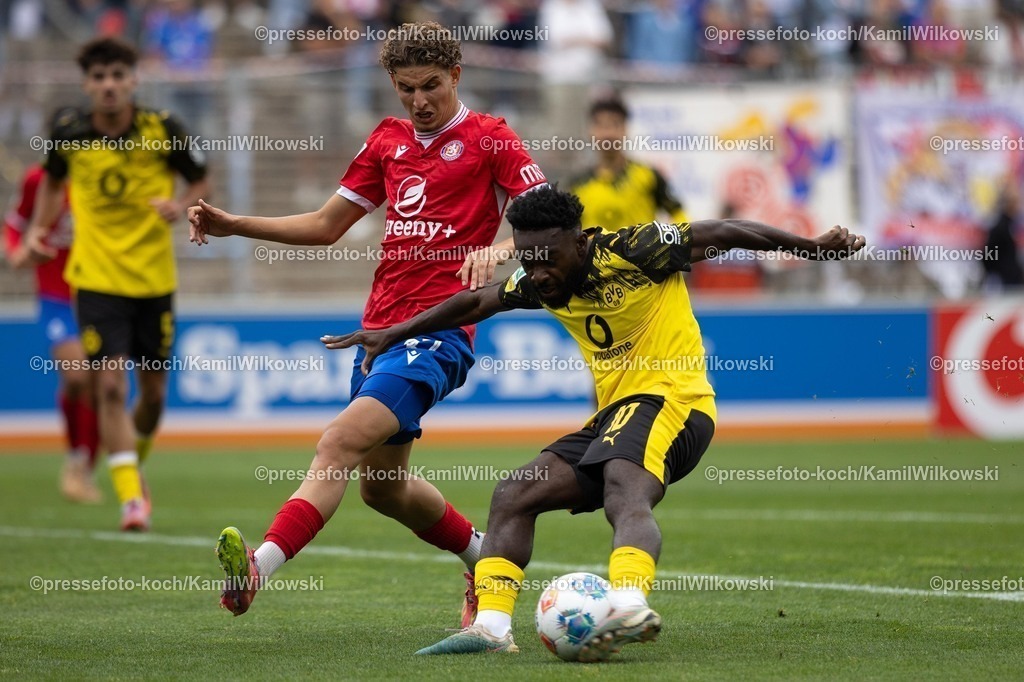 xkwi17082501044 | 17.08.2025, xkwix, Fußball, Regionalliga West, Borussia Dortmund U23 - Wuppertaler SV, Stadion Rote Erde: Amin Bouzraa (Wuppertaler SV #37) im Zweikampf gegen Joseph Boyamba (Borussia Dortmund 2 #10)