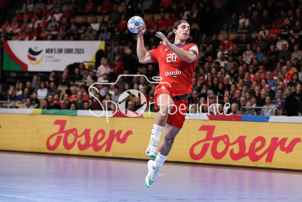 Tschechien - Griechenland | Jaroslav TRKOVSKY (CZE #20) auf dem Weg zum Tor der Tschechen / Einzelfoto / Freisteller / Ball