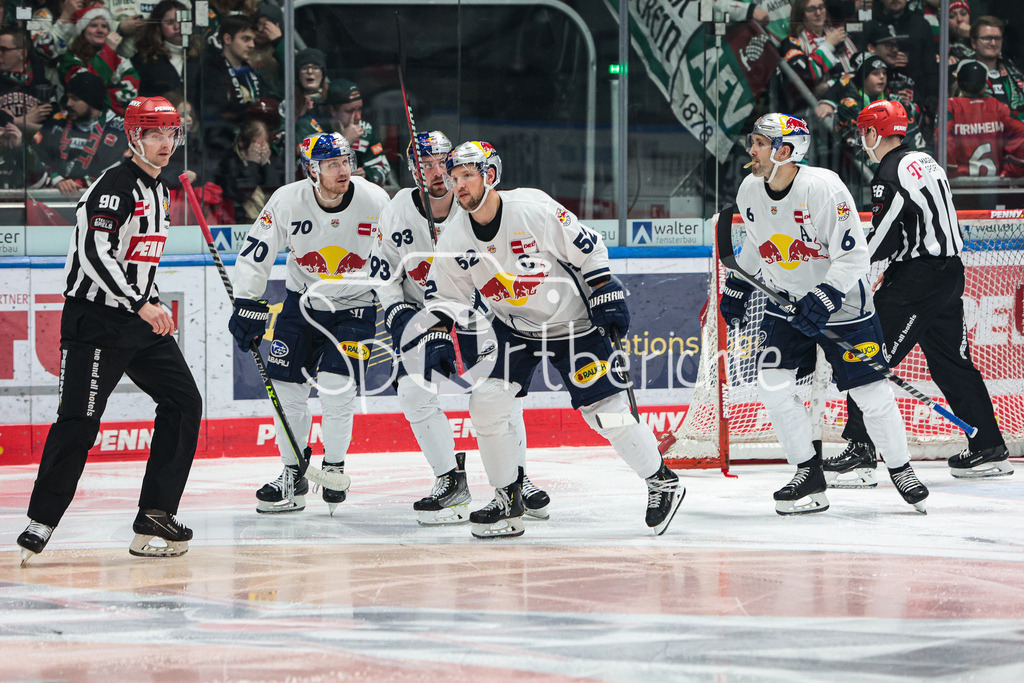 Augsburger Panther - EHC Red Bull Muenchen | Jubel der Gaeste nach dem Treffer zum 0-1 durch Maximilian KASTNER (RBM #93)
