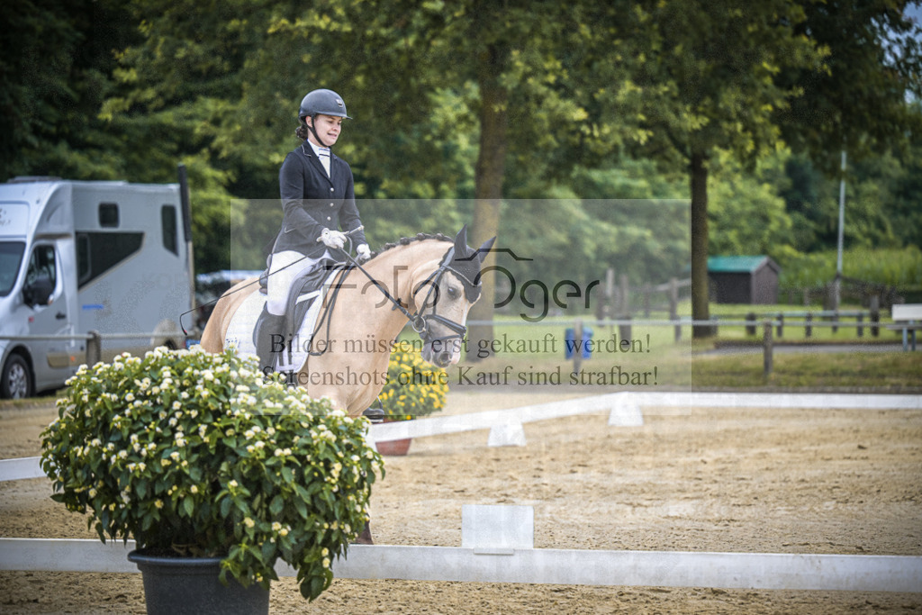 DOS_2818 | Entdecke hochwertige Reitturnierfotos von Foto Oger. Professionell, emotional und authentisch – jetzt Lieblingsmomente im Shop bestellen.Deutschlandweite Turnierfotografie. - Realisiert mit Pictrs.com