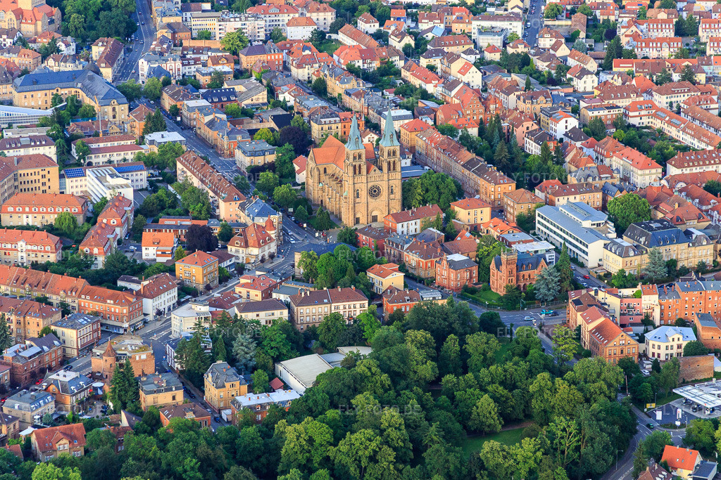 Luftbild: Marienring mit Kath. Kirche Mariä Himmelfahrt - Marienkirche in Landau in der Pfalz im Bundesland Rheinland-Pfalz in Deutschland. Foto: IMG_090191.jpg vom 26.06.2016 durch Werner Riehm/FLY-FOTO.deKirche St. Maria | Pfarrei Mariä Himmelfahrt, Landau