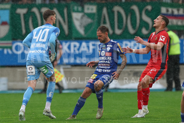 TSV Egger Glas Hartberg vs SK Rapid Wien – Championship Group    | Hartberg, Austria, 19.Apr.26 - SOCCER - ADMIRAL Bundesliga, TSV Egger Glas Hartberg vs SK Rapid Wien. The image shows Tom Ritzy Huelsmann (Hartberg), Lukas Spendlhofer (Hartberg) and Ercan Kara (SK Rapid Wien). 