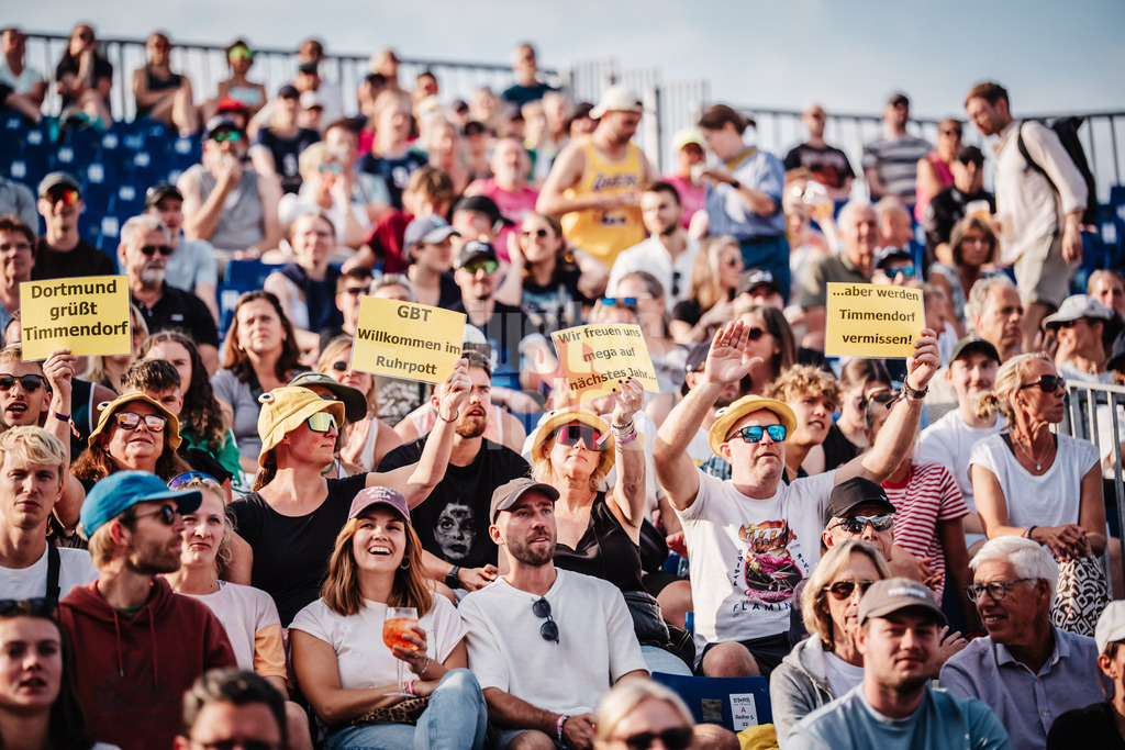 Beachvolleyball | Männer | Deutsche Meisterschaften 2025 Timmendorfer Strand | 04.09.2025 | Fans halten Schilder mit der Aufschrift Dortmund grüßt Timmendorf GBT Willkommen im Ruhrpott Wir freuen uns mega auf Nächstes Jahr aber werden Timmendorf vermissen!