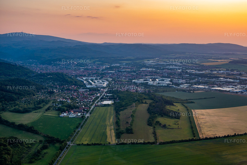 Luftbild: unter dem Brocken im Abendrot in Wernigerode im Bundesland Sachsen-Anhalt in Deutschland. Foto: IMG_136608.jpg vom 17.06.2023 durch Werner Riehm/FLY-FOTO.de