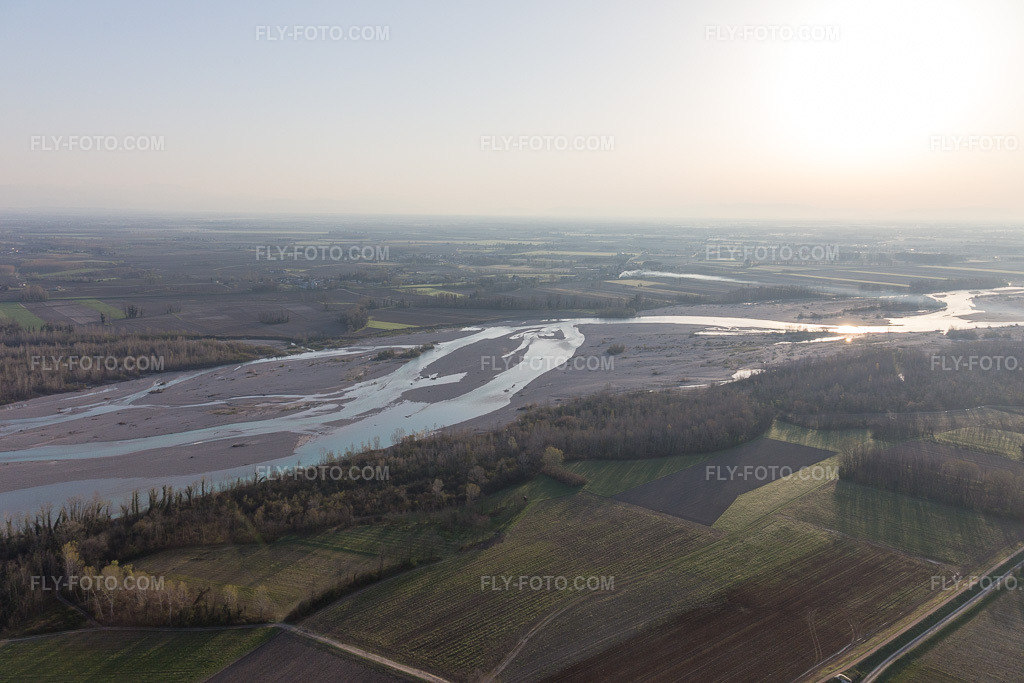 Aerial view: View of the town in Carbona in the state Friuli Venezia Giulia, Italy. – Photo: IMG_105649.jpg taken on 04/08/2018 by Werner Riehm/FLY-FOTO.com – Resolution of the original: 5472 x 3648 px