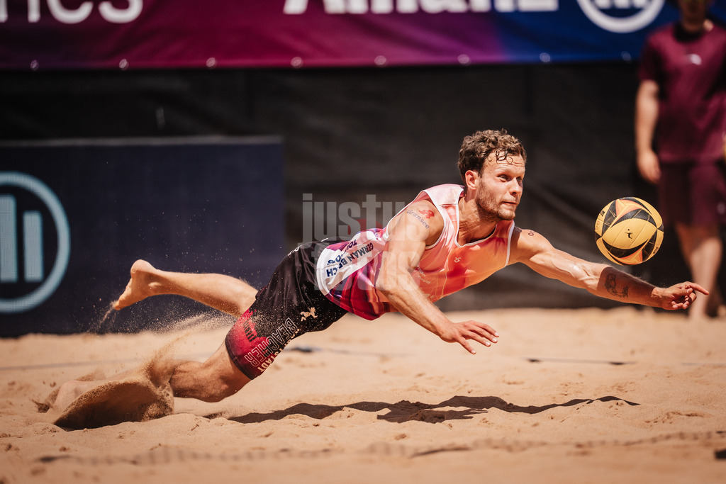 Beachvolleyball | Männer | Allianz German Beach Tour 2025 | Tourstop München | 11.07.2025 | Eric Stadie-Seeber springt zum Ball