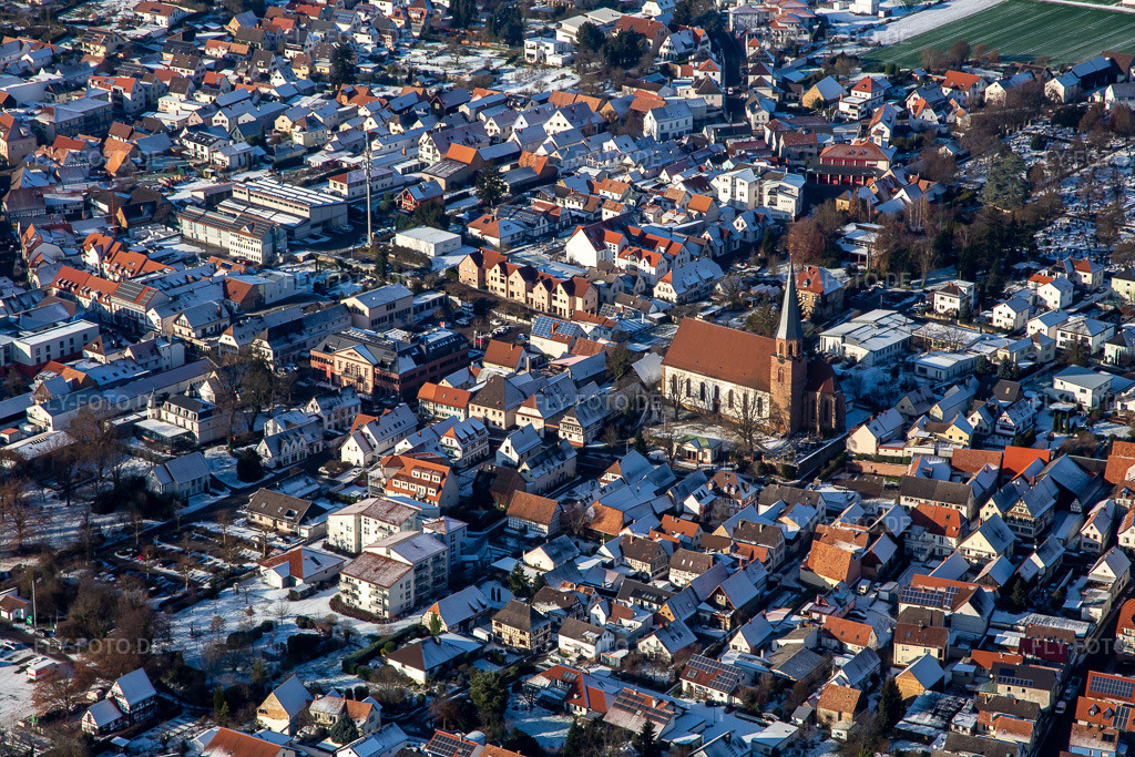 Luftbild: Kirch St. Maria Himmelfahrt im Winter bei Schnee in Herxheim bei Landau im Bundesland Rheinland-Pfalz in Deutschland. Foto: IMG_135521.jpg vom 16.12.2022 durch Werner Riehm/FLY-FOTO.de