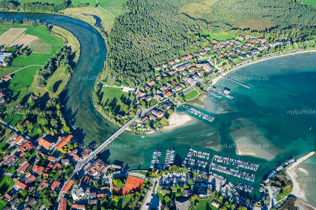 luftbild-seebruck-alzbrücke-bruno-kapeller-13 | Seebruck von oben: Alzbrücke, Segelhafen und türkisfarbenes Flachwasser am Ausfluss der Alz aus dem Chiemsee. Aufgenommen am 25.09.2026. | Copyright: © Bruno Kapeller - Realisiert mit Pictrs.com