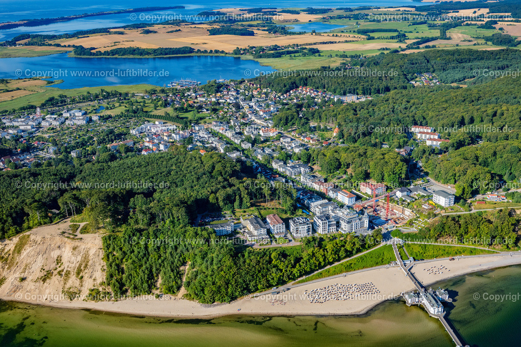 Sellin_Rügen_ELS_7273100822 | OSTSEEBAD SELLIN 10.08.2022 Baustelle zum Neubau eines Mehrfamilien- Wohn- und Geschäftshauses Kurhaus an der Wilhelmstraße in Ostseebad Sellin auf der Insel Rügen im Bundesland Mecklenburg-Vorpommern, Deutschland. Weiterführende Informationen bei: Kurverwaltung Ostseebad Sellin,  PRIMUS Immobilien AG,  VENTIS Immobilien AG. // Construction site for the new residential and commercial building Kurhaus on street Wilhelmstrasse in Ostseebad Sellin on the island of Ruegen in the state Mecklenburg - Western Pomerania, Germany. Further information at: Kurverwaltung Ostseebad Sellin,  PRIMUS Immobilien AG,  VENTIS Immobilien AG. Foto: Martin Elsen