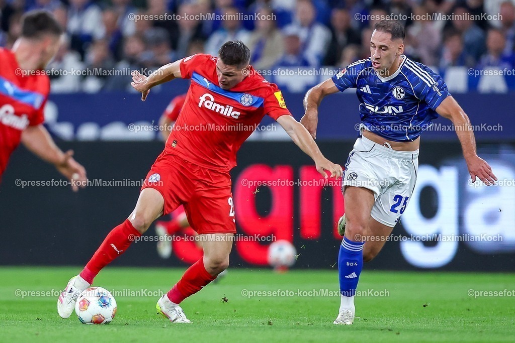 S0413092501074 | 13.09.2025, Fußball, FC Schalke 04 - Holstein Kiel, 5.Spieltag, 2. Fußball Bundesliga, Veltins-Arena Gelsenkirchen, Saison 2025 2026: Marcus Müller (Holstein Kiel #25) im Zweikampf gegen  Nikola Katic (Schalke04 #25) DFB regulations prohibit any use of photographs as image sequences and or quasi-video.