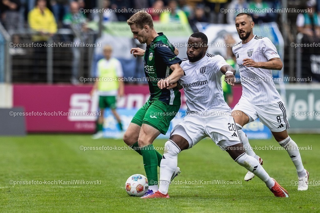 xKWI02082501051 | 02.08.2025, xkwix, Fußball, Regionalliga West, FC Gütersloh - 1. FC Bocholt, Ohlendorf Stadion im Heidewald: Arnold Budimbu (1.FC Bocholt #20) im Zweikampf gegen Jan-Lukas Liehr ( FC Gütersloh #7 ) 