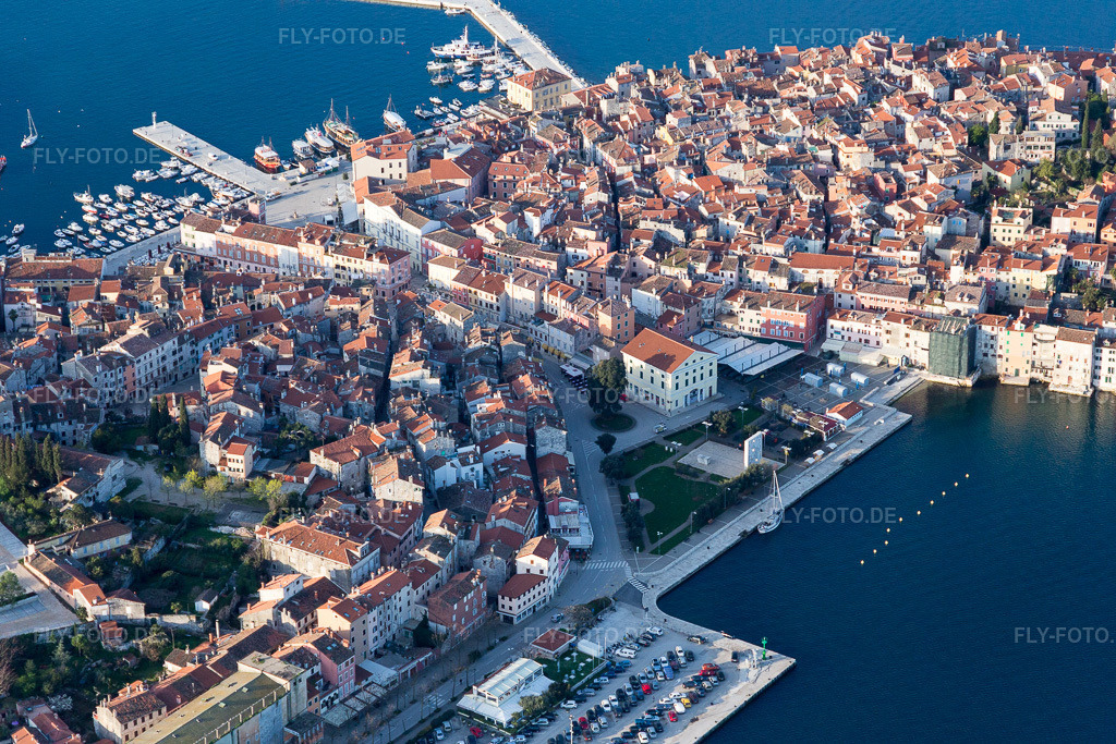 Luftbild: Ortsansicht in Rovinj im Bundesland Gespanschaft Istrien in Kroatien. Foto: IMG_106263.jpg vom 14.04.2018 durch Werner Riehm/FLY-FOTO.de