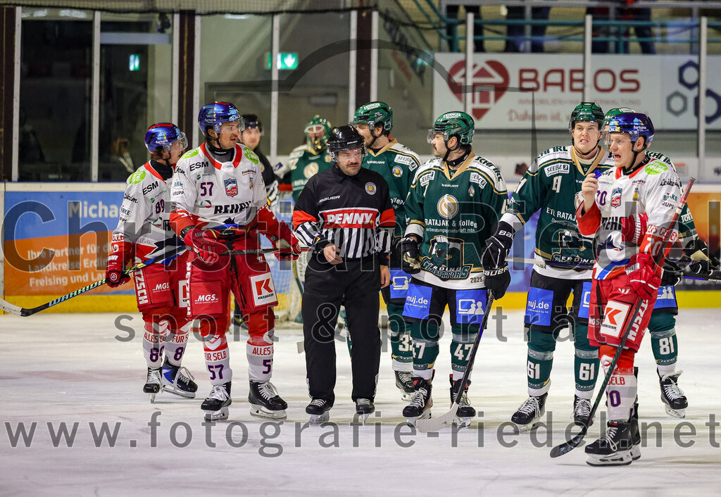 2025-11-16_110_TSV_Erding_gegen_Selber_Woelfe | Erding, Deutschland, 16.11.2025:Eishockey, Oberliga Süd 2025 / 2026, 17. Spieltag, TSV Erding gegen Selber Wölfe, Endergebnis: 3:1Daniel Weiß (Selber Wölfe, #57), Marco Pfleger (Erding Gladiators, #47), Moritz Köttstorfer (Erding Gladiators, #61), Stephan Tramm (Selber Wölfe, #70)Foto: Christian Riedel / fotografie-riedel.net
