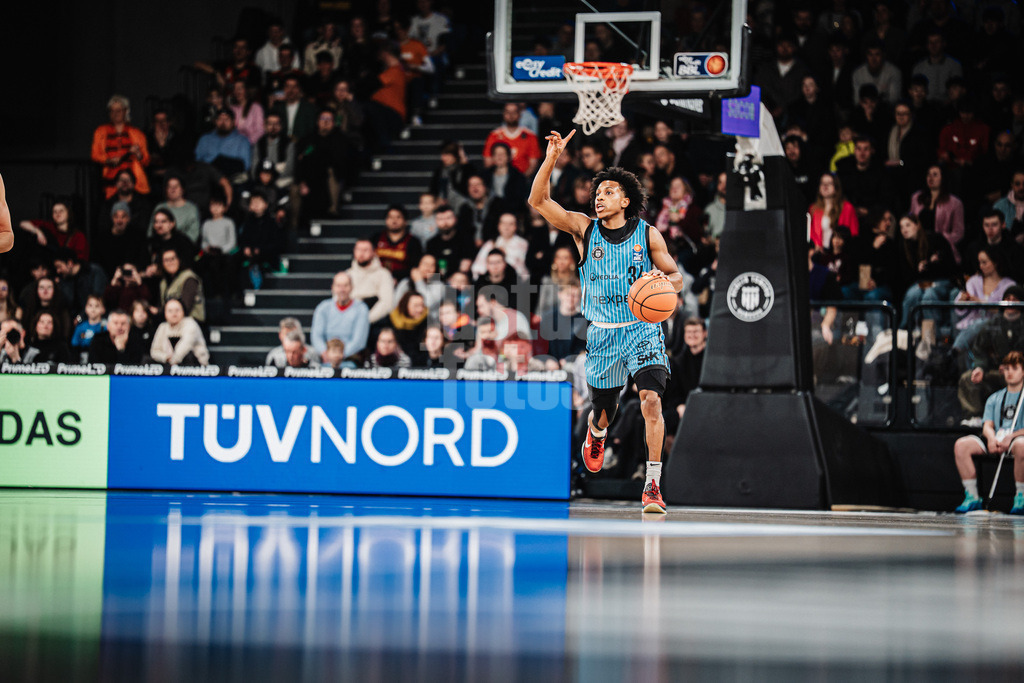 Basketball | Männer | Saison 2025/2026 | easyCredit Basketball Bundesliga | Veolia Towers Hamburg vs. Ratiopharm Ulm | 18.01.2026 | Ross Williams (#34, Hamburg Towers), Bande TÜV Nord