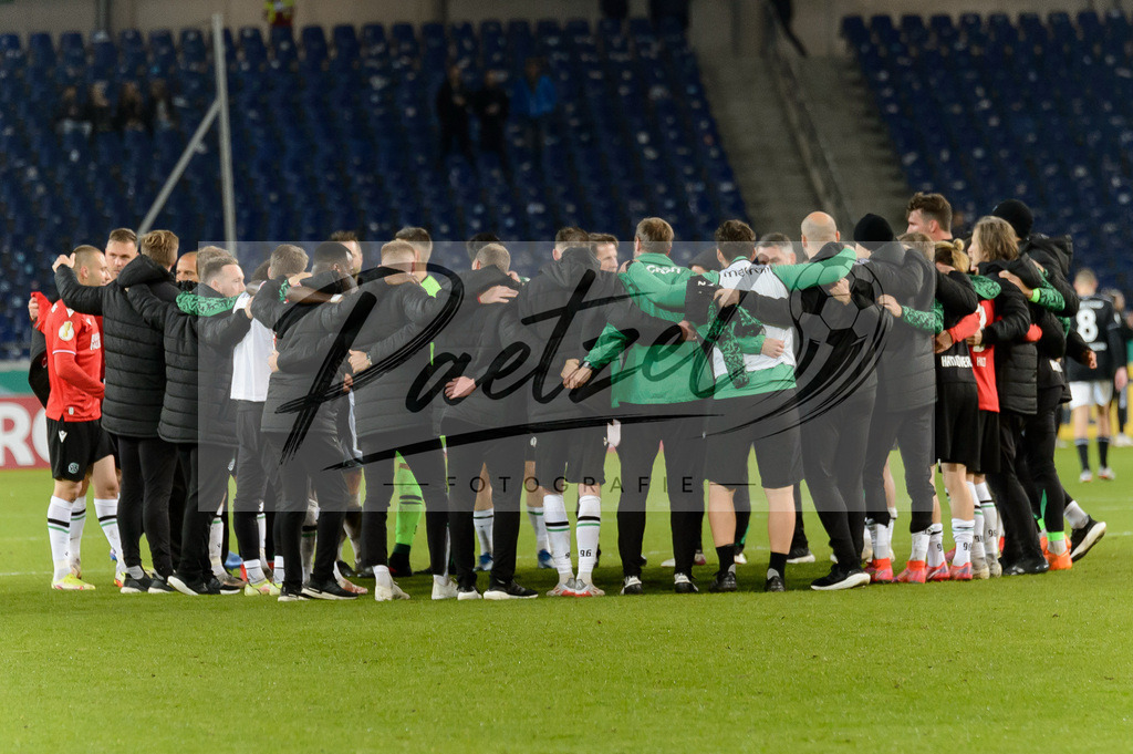 H96DUS20211027_074 | Fussball, Herren: . Spieler von Hannover 96 bilden einen Teamkreis bei dem Spiel der 2. Runde im DFB-Pokal zwischen Hannover 96 und Fortuna Duesseldorf in der HDI-Arena am 27.10.2021 in Hannover, Deutschland.DFB / DFL REGULATIONS PROHIBIT ANY USE OF PHOTOGRAPHS AS IMAGE SEQUENCES AND/OR QUASI-VIDEO. - Realisiert mit Pictrs.com