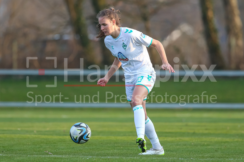 Fussball, Testspiel Frauen, SV Henstedt-Ulzburg - SV Werder Bremen | v.li.: Hanna Nemeth (SV Werder Bremen, 23) am Ball, Freisteller, Einzelbild, Ganzkörper, Aktion, Action, Spielszene