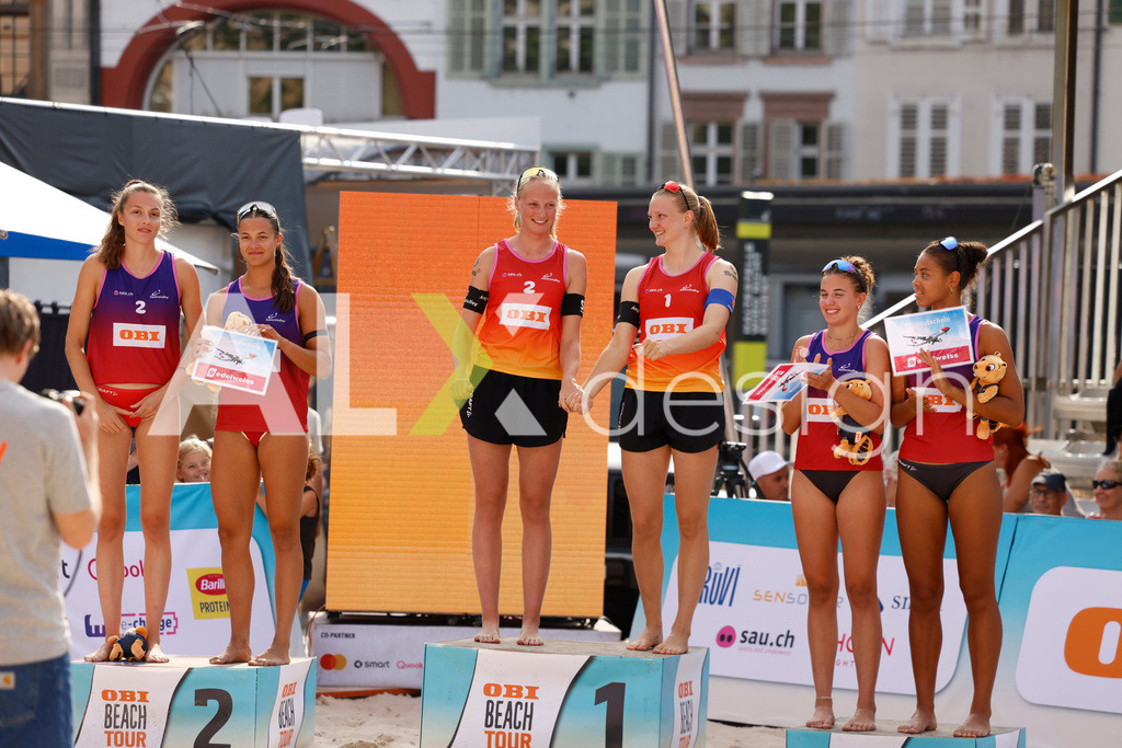 Obi BeachTour 2026 - Basel | BASEL, SWITZERLAND - JULY 19: MURIEL BOSSART (SUI) and LINDA ABBÜHL (SUI), ELENA CSONTOS (SUI) and FANNY DEECKE (SUI), ZOÉ FLÜCKIGER (SUI) and NADINE DEMIERRE (SUI) during the Obi BeachTour 2026 celebration at Barfüsserplatz on July 19, 2026 in Basel, Switzerland. - Realisiert mit Pictrs.com
