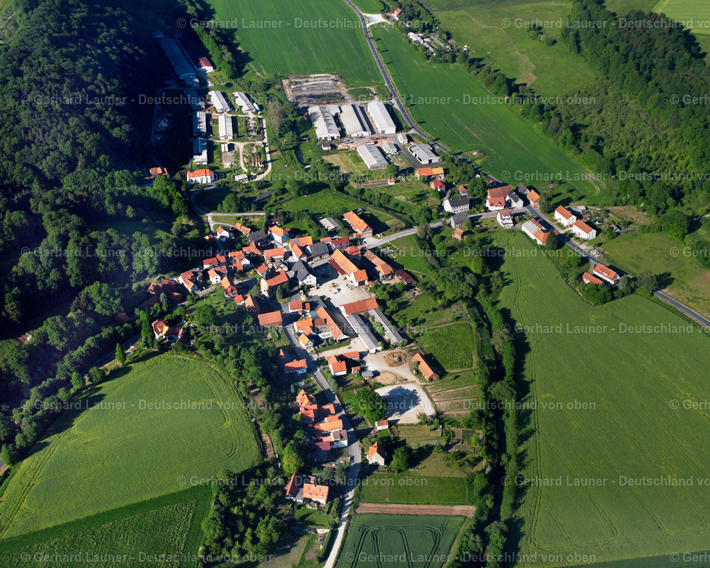 2634668 | GROßTöPFER 09.06.2006 Wald- Gebiete und Forstflächen umsäumen das Siedlungsgebiet des Dorfes in Großtöpfer im Bundesland Thüringen, Deutschland // Village - view on the edge of forested areas in Großtöpfer in the state Thuringia, Germany Foto: Gerhard Launer