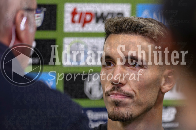 Bayer 04 Leverkusen vs Eintracht Frankfurt - Bundesliga  | Leverkusen, Deutschland, 12.09.25:   Alejandro Grimaldo (Bayer 04 Leverkusen) schaut waehrend des Spiels der Bundesliga zwischen  Bayer 04 Leverkusen vs Eintracht Frankfurt in der BayArena(Foto von Brauer-Fotoagentur / Adrian Schlueter)