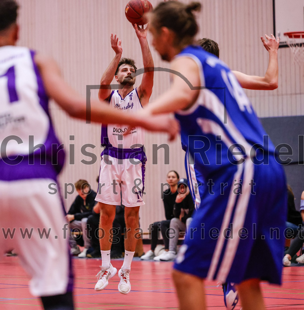 2022-05-29_031_SpVgg_Altenerding_gegen_Muenchen_Basket_2 | Erding, Deutschland, 29.05.2022:
Basketball, Bezirksliga 2021 / 2022, Herren Turnier der 2. der Aufstiegsrunden, SpVgg Altenerding gegen München Basket 2, Endergebnis: 

Jonah Timothy Richardson (SpVgg Altenerding, #13)

Foto: Christian Riedel / fotografie-riedel.net