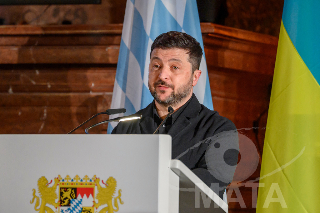 _DWI5472 | Politiker Wolodymyr Selenskyj, Präsident der Ukraine, in der Residenz vor der Verleihung des Ewald-von-Kleist-Preis. Der diesjährige Ewald-von-Kleist-Preis wird am Rande der Münchner Sicherheitskonferenz 2026 an das ukrainische Volk vergeben. München, 14.02.2026 Bayern Deutschland - Realisiert mit Pictrs.com