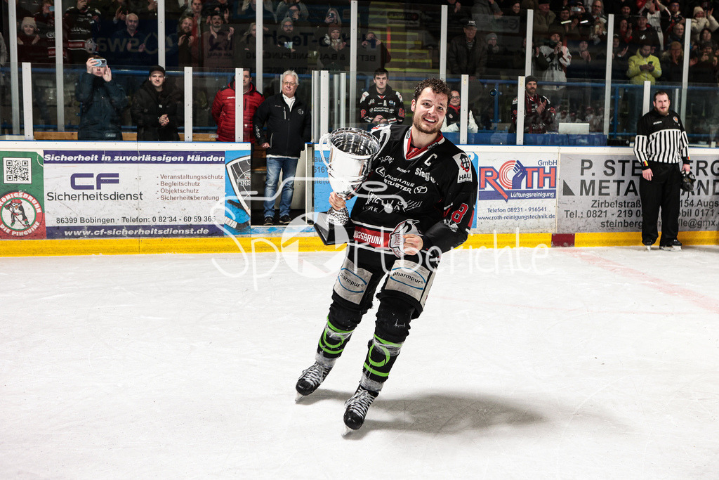 EHC Königsbrunn - TEV Miesbach | Tim BULLNHEIMER (EHC #8) bei der Pokaluebergabe nach der Partie / Grenzenloer Jubel beim EHC Koenigsbrunn nach dem Gewinn der Bayerliga Meisterschaft im Spiel 3 der Playoffserie gegen den TEV Miesbach / Jubel / Freude / Siegerfoto