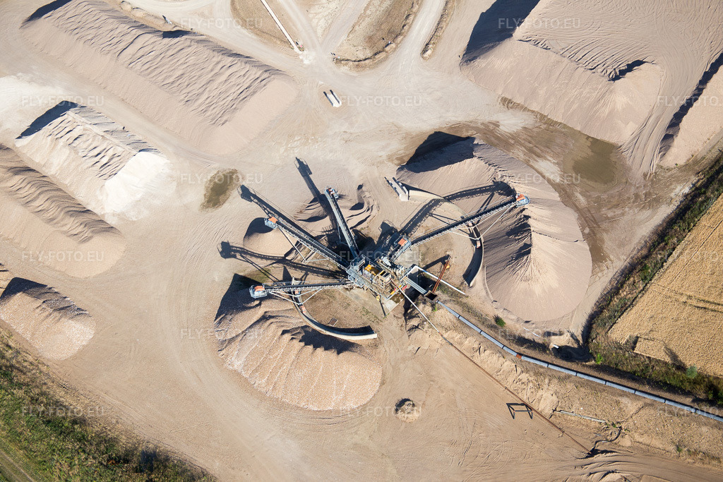 Vue aérienne: Gravière à Suèvres dans le département Loir et Cher, France. Photo: IMG_082164.jpg prise le 20/06/2015 par Werner Riehm/FLY-FOTO.eu – Résolution de l'original: 5472 x 3648 px