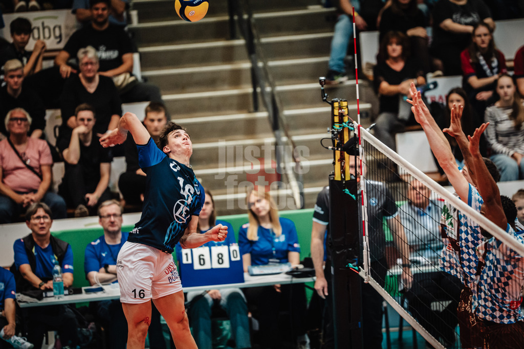 Volleyball | Herren | Saison 2025/2026 | Volleyball Ligacup | VfB Friedrichshafen vs. WWK Volleys Herrsching | 12.10.2024 | Simon Kohn (#16, VfB Friedrichshafen) beim Angriff