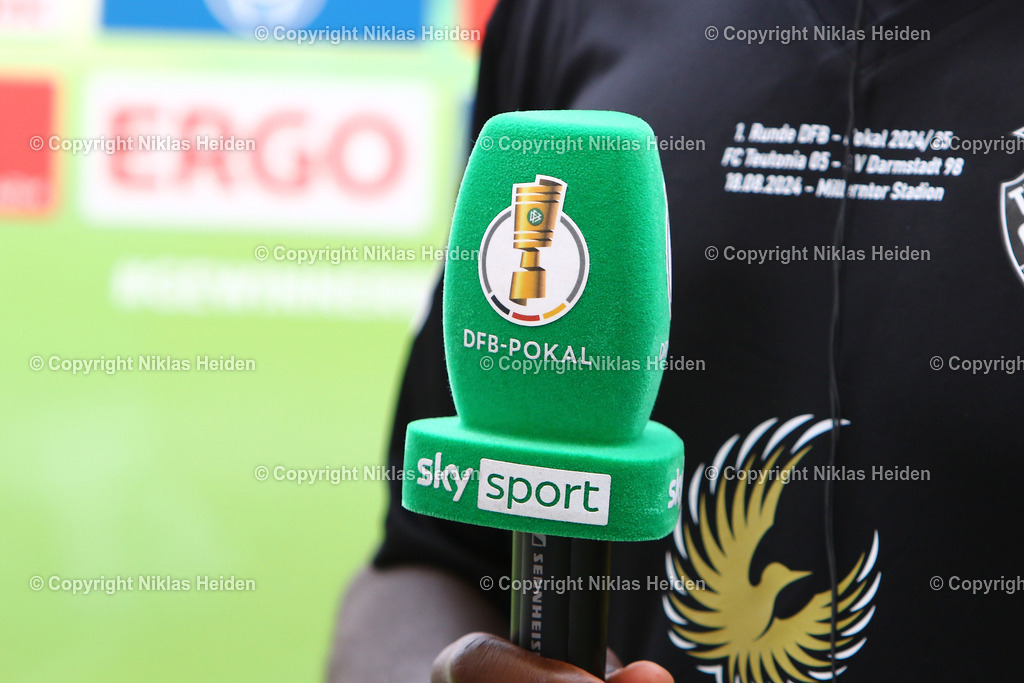 NH_Teutonia05_SVDarmstadt98_DFBPokal_18082024 | Das Logo des DFB-Pokal auf einem Mikrofon.Fußball I Herren I DFB-Pokal I Saison 2024-2025 I 1. Runde I FC Teutonia 05 - SV Darmstadt 98 I 18.08..2024 I Millerntorstadion