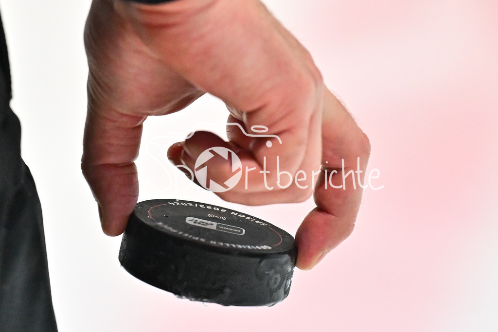 Iserlohn Roosters - Augsburger Panther | Im Bild der Spielpuck der DEL SAison 2024/25 / Puck / Symbolbild / DEL: Iserlohn Roosters - Augsburger Panther, Eissporthalle Iserlohn am 07.03.2025