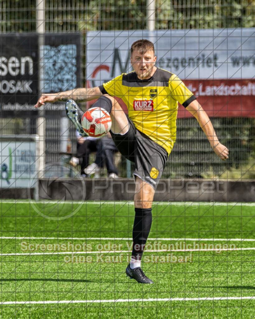 20250824_130128_0125-Bearbeitet | #,1.FC Heiningen II (gelb) vs. 1.Göppinger SV III (weiß), Fußball, Kreisliga B7 - Bezirk Neckar/Fils, 01. Spieltag, Saison 2025/2026, Kunstrasenplatz Sportzentrum Heiningen, Krautgarten 1, 73092 Heiningen, 24.08.2025 - 13:00 Uhr,Foto: PhotoPeet-Sportfotografie/Peter Harich
