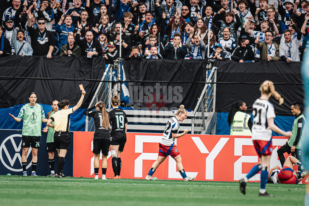 Fußball | Frauen | Saison 2024/2025  | DFB-Pokal der Frauen | Halbfinale | Hamburger SV vs. Werder Bremen | 23.03.2025 | Saskia Matheis (#19, Werder Bremen) mitte sieht von Schiedsrichterin Riem Hussein links die Rote Karte, Sarah Stöckmann (#22, HSV) rechts freut sich