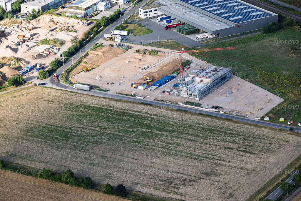 Luftbild: Baustelle für das neue Campus von X2E für Verwaltungs- und Produktionsgebäude in Rohrbach im Bundesland Rheinland-Pfalz in Deutschland. – Foto: IMG_158346.jpg vom 06.08.2026 durch Werner Riehm/FLY-FOTO.de – Auflösung des Originals: 5643 x 3762 px – X2E GmbH | Automotive Data Logging Solutions