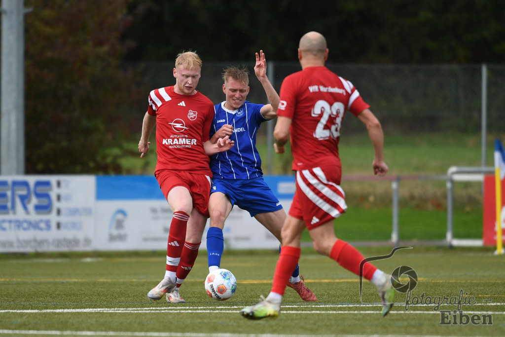 FC Rastede-VfR Wardenburg | Herren Bezirksliga 2; FC Rastede (blau)-VfR Wardenburg (rot) am 05.10.2025 in Rastede (Köttersweg), Photo: Philip Eiben 2025 - Realized with Pictrs.com