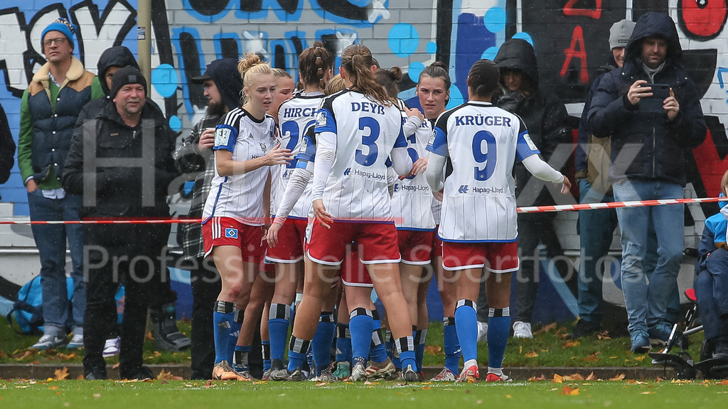 Fussball, 2. Frauen-Bundesliga, Hamburger SV - SC Sand | v.li.: Spielerinnen vom Hamburger SV mit Torjubel, Jubel, jubeln, jubelt, optimistisch, Spielszene, Highlight, Freude über das Tor zum 1:0, DIE DFB-RICHTLINIEN UNTERSAGEN JEGLICHE NUTZUNG VON FOTOS ALS SEQUENZBILDER UND/ODER VIDEOÄHNLICHE FOTOSTRECKEN. DFB REGULATIONS PROHIBIT ANY USE OF PHOTOGRAPHS AS IMAGE SEQUENCES AND/OR QUASI-VIDEO.