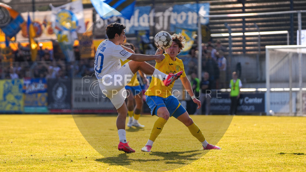 Fußball, Herren, Saison 2025/2026, Regionalliga Nordost, 24. Spieltag, FSV 63 Luckenwalde vs. 1.FC Lokomotive Leipzig, Samstag 28.02.2026, Werner-Seelenbinder-Stadion Luckenwalde, | Fußball, Herren, Saison 2025/2026, Regionalliga Nordost, 24. Spieltag, FSV 63 Luckenwalde vs. 1.FC Lokomotive Leipzig, Samstag 28.02.2026, Werner-Seelenbinder-Stadion Luckenwalde, Im Bild: Eren Öztürk (l. Leipzig) und Tim Schleinitz (r. Luckenwalde) - Realisiert mit Pictrs.com