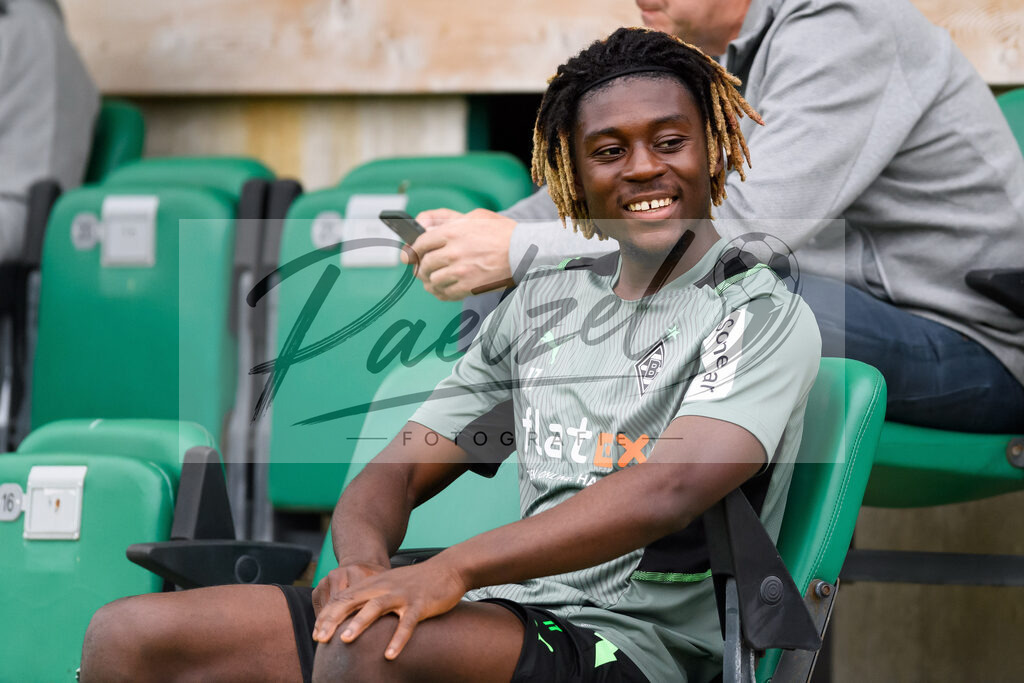 TRABMG20210719_047 | Fussball, Herren: Kouadio Manu Kone (Borussia Moenchengladbach) schaut beim Training von Borussia Moenchengladbach waehrend des Trainingslagers auf dem Trainingsplatz am Hotel Klosterpforte am 19.07.2021 in Harsewinkel, Deutschland. - Realisiert mit Pictrs.com