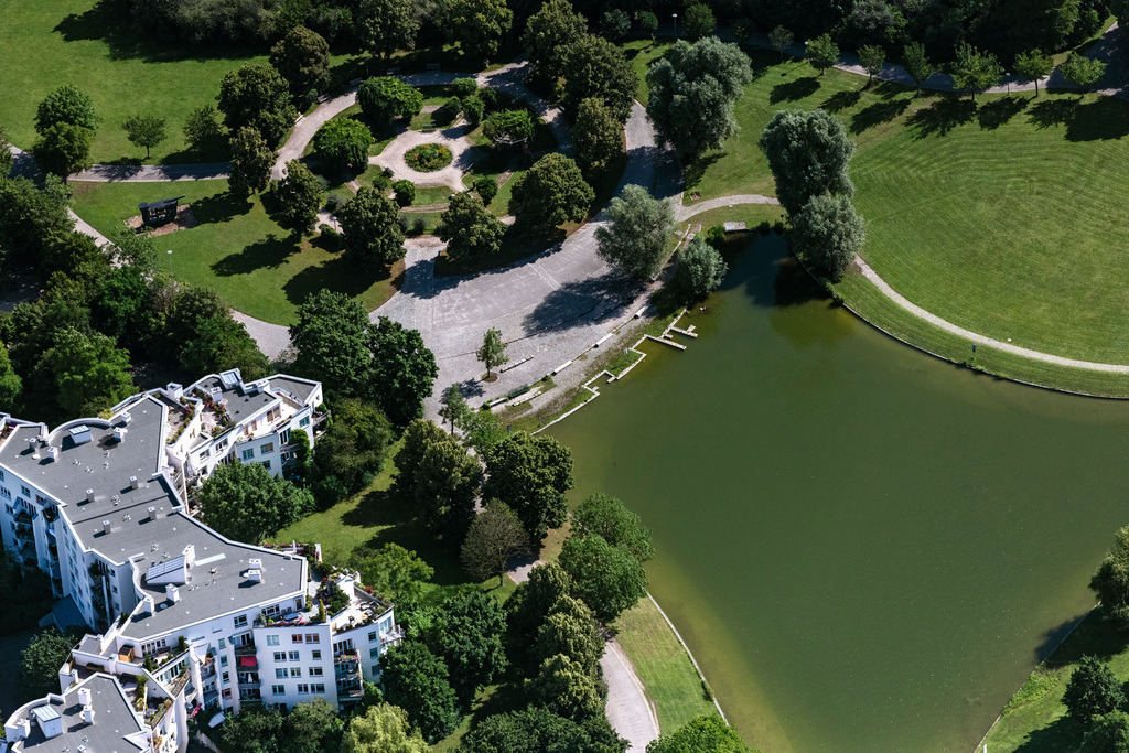 dr__0056578.jpg | MüNCHEN 13.07.2020 Uferbereiche am Seegebiet des Mollsee im Westpark in München im Bundesland Bayern, Deutschland. // Riparian areas on the lake area of Mollsee in Westpark in Munich in the state Bavaria, Germany. Foto: Daniel Reiter