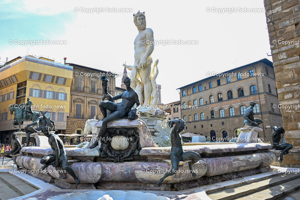 Italien_ Toscana_ Florenz_ 30.05.2024-20 | 30.05.2024, Italien, ITA, Toskana, Florenz im Bild Stadtansichten, Gebäude, Architektur, Touristen, Historisch, Souvenir, Altstadt, Museum, Statuen, Skulpturen, Piazza della Signoria, Statue David, Palazzo Vecchio, Neptunbrunnen, Piazza della Repubblica, Ponte Vecchio, Brücke, Uffizien, Kathedrale Santa Maria del Fiore, Arno, Fluß


Florenz, Firenze, ist eine italienische Großstadt. Nach Einwohnern ist sie die achtgrößte Stadt Italiens. Florenz ist die Hauptstadt sowie größte Stadt der Region Toskana und der Metropolitanstadt Florenz, in der etwa eine Million Menschen leben. Florenz ist für seine Geschichte berühmt. Leonardo da Vinci verbrachte große Teile seiner Jugend in Florenz, Michelangelo fand Unterschlupf in der Kirche der Medici, Galileo Galilei wohnte als Hofmathematiker in den Palästen der Medici. Von 1865 bis 1871 war die Stadt die Hauptstadt des neu gegründeten Königreichs Italien. Das historische Zentrum von Florenz zieht Jahr für Jahr Millionen von Touristen an. Die historische Innenstadt wurde von der UNESCO im Jahre 1982 zum Weltkulturerbe erklärt. 
Quelle: Wikipedia
