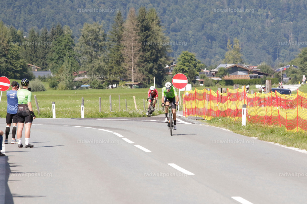 1138_20230817_Bewerb_Maenner_Muehlanger | AUT - OESTERREICH, 2023-08-16: SPORT RENNRAD-FAHREN - 55. INTERNATIONALER RADWELTPOKAL IN ST. JOHANN IN TIROL  - Vintage-Radrennen mit WM-Bronze-Medaillen-Siegerin Christina Schweinberger, den Teilnehmer und Alexander Baumann (vom Orginastions-Team) - TAG 2 BEWERB MAENNER IN SECHS GRUPPEN  ; Foto: Roland Muehlanger