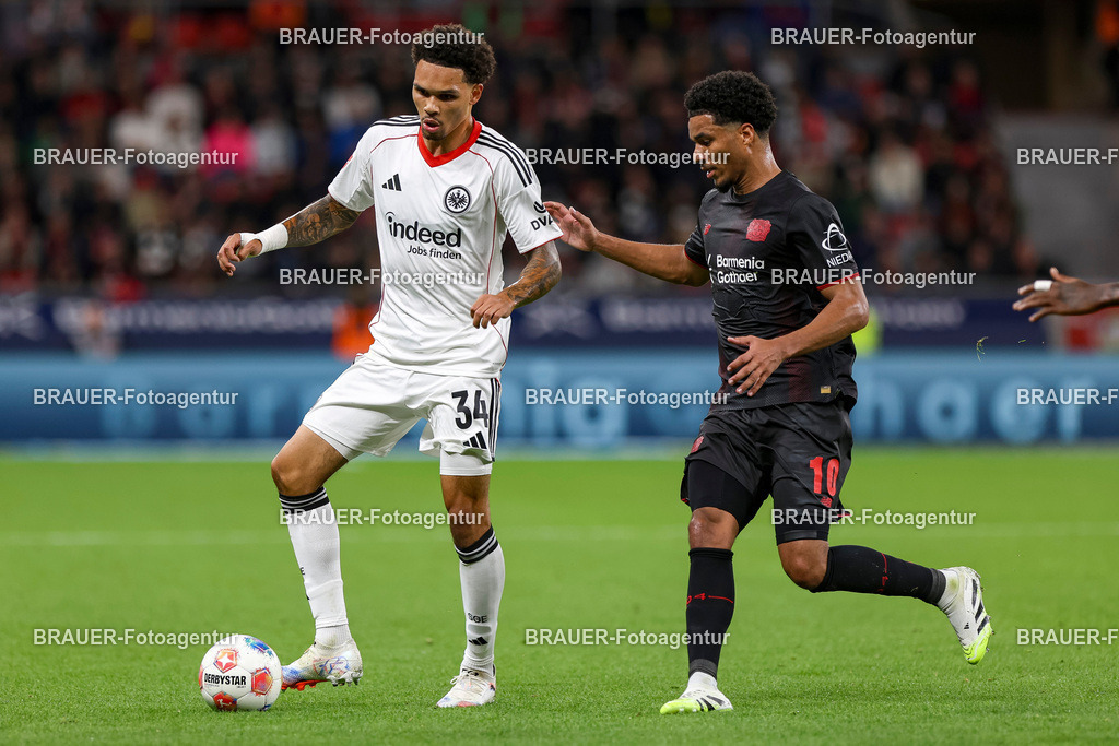 Bayer 04 Leverkusen vs Eintracht Frankfurt - Bundesliga  | Leverkusen, Deutschland, 12.09.25:   Pharrell Nnamdi Collins (Eintracht Frankfurt) und Malik Leon Tillmann (Bayer 04 Leverkusen) im Kampf um den Ball waehrend des Spiels der Bundesliga zwischen  Bayer 04 Leverkusen vs Eintracht Frankfurt in der BayArena(Foto von Brauer-Fotoagentur / Adrian Schlueter)