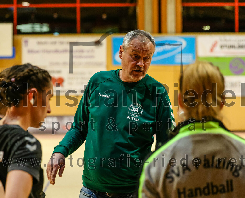 2024-02-10_074_SpVgg_Altenerding_gegen_SVA_Palzing | Erding, Deutschland, 10.02.2024:
Handball, Bezirksoberliga Frauen Altbayern 2023 / 2024, 14. Spieltag, SpVgg Altenerding gegen SVA Palzing, Endergebnis: 27:28

Trainer Peter Mesiarik (SVA Palzing)

Foto: Christian Riedel / fotografie-riedel.net
