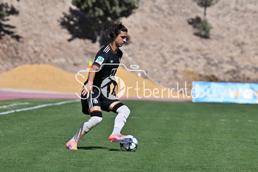 Papohs FC U19 - FC Bayern München U19 | am Ball Adin LICINA (FCB #7) / Einzelfoto / Freisteller / UEFA Youth League: Paphos FC U19 - FC Bayern München U19; Stelios Kyriakides Stadium am 30.09.2025