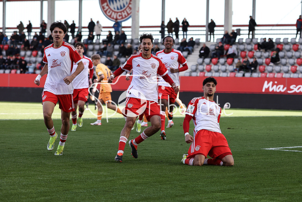 FC Bayern München U19 - TSG 1899 Hoffenheim U19 | Jubel nach dem Treffer zum 1-o fuer den FC Bayern durch Emirhan DEMIRCAN (FCB #11) / Torschuezte / Tor / Freude / Happy