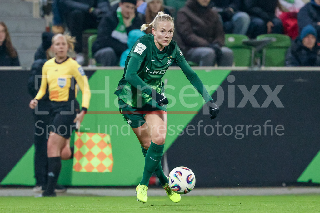 Fussball, Google Pixel Frauen-Bundesliga, VfL Wolfsburg - Hamburger SV | Guro Bergsvand (VfL Wolfsburg, 20) am Ball, Einzelbild, Ganzkörper, Aktion, Action, Spielszene, DIE DFB-RICHTLINIEN UNTERSAGEN JEGLICHE NUTZUNG VON FOTOS ALS SEQUENZBILDER UND/ODER VIDEOÄHNLICHE FOTOSTRECKEN. DFB REGULATIONS PROHIBIT ANY USE OF PHOTOGRAPHS AS IMAGE SEQUENCES AND/OR QUASI-VIDEO.