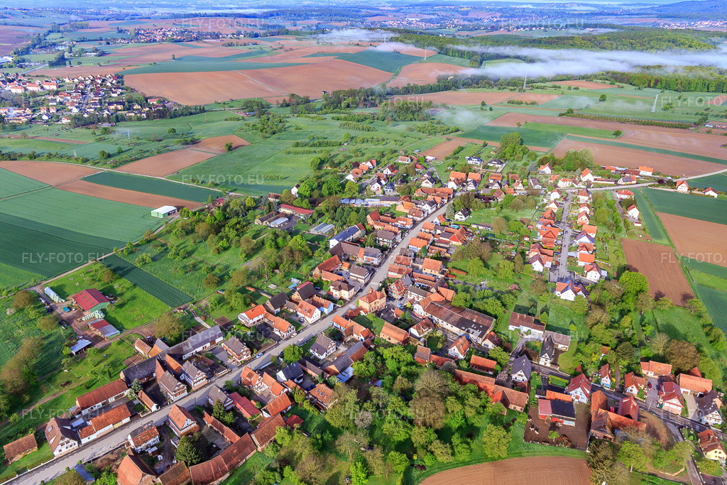 Vue aérienne: Vue de la ville depuis le nord-est à Retschwiller dans le département Bas Rhin, France – .Photo: IMG_113811.jpg prise le 29/04/2019 par Werner Riehm/FLY-FOTO.eu – Résolution de l'original: 5165 x 3443 px